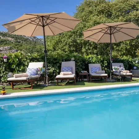 Peaceful Ivona Villa Topolo